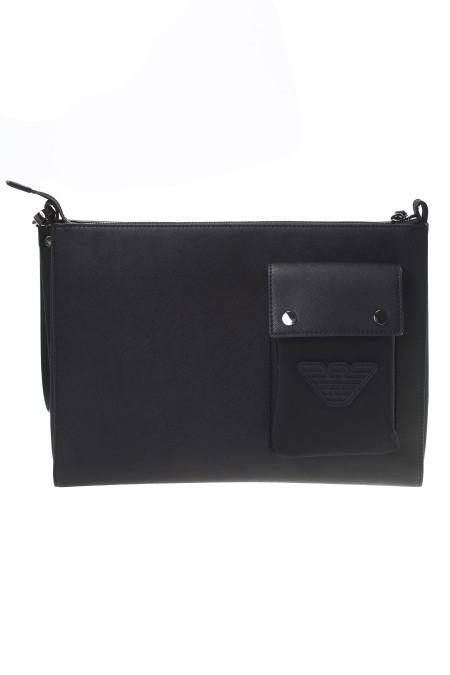 Shop EMPORIO ARMANI  Pochette: Emporio Armani pouch in pelle rigenerata, stampa saffiano.
Provvista di pratica polsiera, removibile.
Logo aquila tono su tono con effetto 3D.
Chiusura con zip.
Manico singolo.
Tasca esterna con bottoni automatici.
Dimensioni: 33 x 24 x 4 cm.
Composizione: 100% poliuretanica(Ogni prodotto realizzato in pelle rigenerata è il frutto di un processo ecosostenibile che sfrutta il riutilizzo delle rimanenze delle pelli, lavorate e assemblate in totale assenza di colla e con attenzione al risparmio idrico).
Fabbricato in Cina.. Y4R406 Y216J-81073